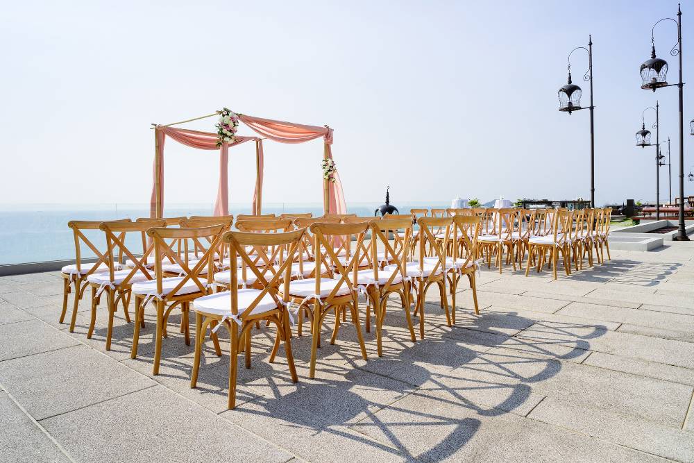 כסאות באירוע קונספט בחוף הים