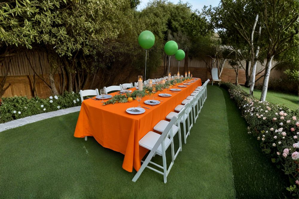 שולחן וכסאות באירוע בחוץ