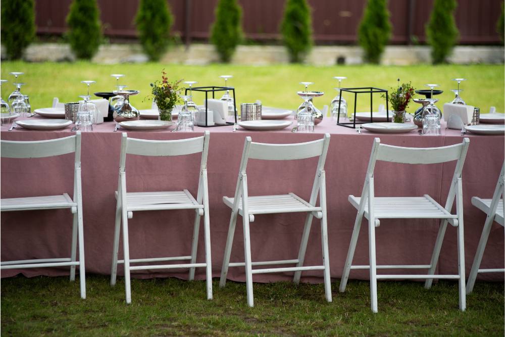 ריהוט לאירוע על דשא